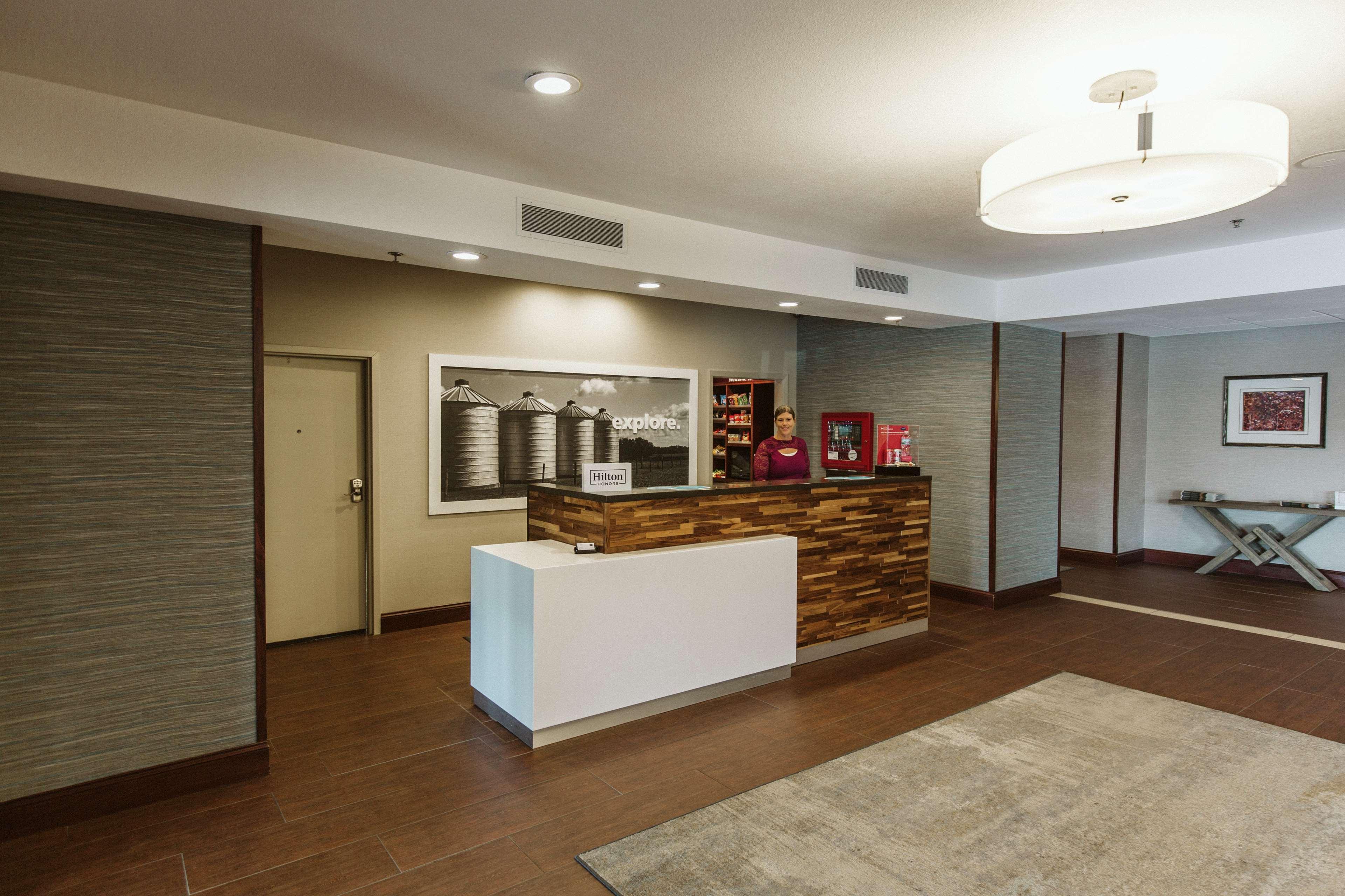 Hampton Inn Bismarck Eksteriør billede